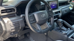 Toyota Tacoma 4WD SR5 Double Cab 5' Bed AT (Natl) 2026