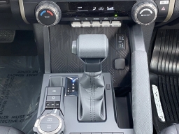 Toyota Tacoma 4WD SR5 Double Cab 5' Bed AT (Natl) 2026