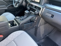 Toyota Tacoma 4WD SR5 Double Cab 5' Bed AT (Natl) 2026