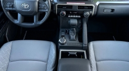 Toyota Tacoma 4WD SR5 Double Cab 5' Bed AT (Natl) 2026