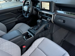 Toyota Tacoma 4WD SR5 Double Cab 5' Bed AT (Natl) 2026