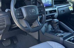 Toyota Tacoma 4WD SR5 Double Cab 5' Bed AT (Natl) 2026