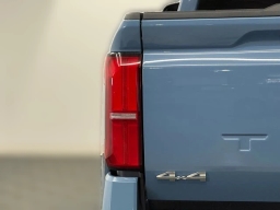 Toyota Tacoma 4WD SR5 Double Cab 5' Bed AT (Natl) 2026