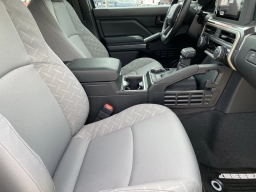 Toyota Tacoma 4WD SR5 Double Cab 5' Bed AT (Natl) 2026