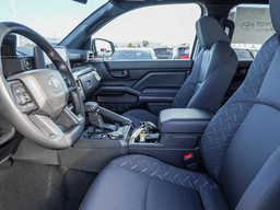 Toyota Tacoma 4WD SR5 Double Cab 5' Bed AT (Natl) 2026