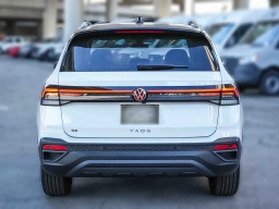 Volkswagen Taos SE Black FWD 2026