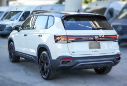 Volkswagen Taos SE Black FWD 2026