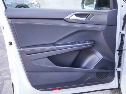 Volkswagen Taos SE Black FWD 2026