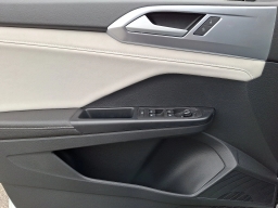 Volkswagen Taos SE FWD 2026