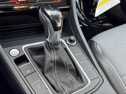 Volkswagen Jetta SE Auto 2025