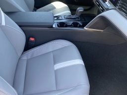 Toyota Camry SE (Natl) 2026