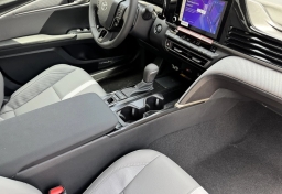 Toyota Camry SE (Natl) 2026