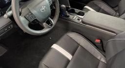 Toyota Camry SE (Natl) 2026