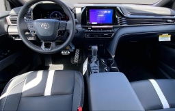 Toyota Camry SE (Natl) 2026