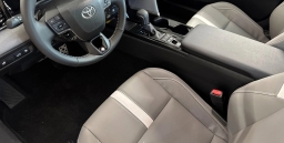 Toyota Camry SE (Natl) 2026