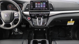 Honda Odyssey Touring Auto 2026