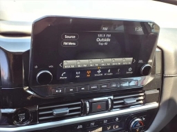 Nissan Pathfinder SL 2WD 2025