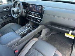 Nissan Pathfinder Platinum 2WD 2026
