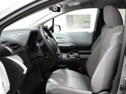 Toyota Sienna LE FWD 8-Passenger (Natl) 2026