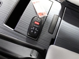 Toyota Sienna LE FWD 8-Passenger (Natl) 2026