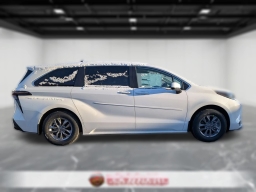 Toyota Sienna LE AWD 8-Passenger (Natl) 2026