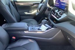 Toyota Highlander Hybrid Limited AWD (Natl) 2026