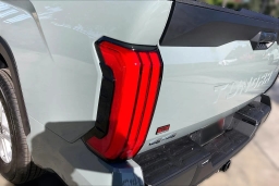 Toyota Tundra 4WD SR5 CrewMax 5.5' Bed (Natl) 2026