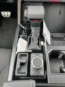 Toyota Tundra 4WD SR5 CrewMax 5.5' Bed (Natl) 2026