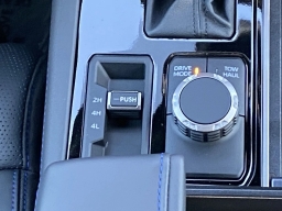 Toyota Tundra 4WD Platinum CrewMax 5.5' Bed (Natl) 2026