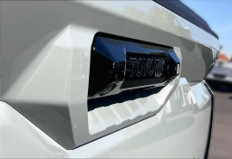 Toyota Tundra 4WD Limited CrewMax 5.5' Bed (Natl) 2026