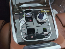 BMW X7 xDrive40i Sports Activity Vehicle 2026