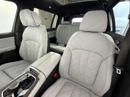 BMW X7 xDrive40i Sports Activity Vehicle 2026