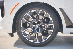 BMW X7 xDrive40i Sports Activity Vehicle 2026