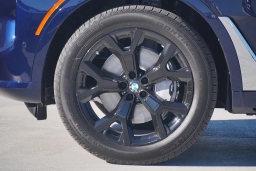 BMW X7 xDrive40i Sports Activity Vehicle 2026