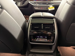 BMW X7 xDrive40i Sports Activity Vehicle 2026