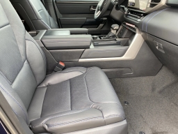 Toyota Sequoia Platinum 4WD (Natl) 2026