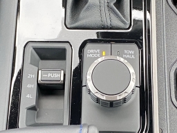 Toyota Sequoia Platinum 4WD (Natl) 2026