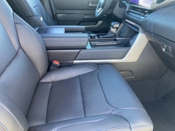 Toyota Sequoia Platinum 4WD (Natl) 2026