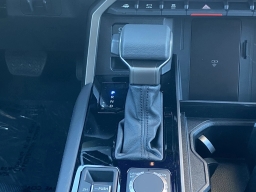 Toyota Sequoia Platinum 4WD (Natl) 2026