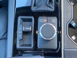 Toyota Sequoia Platinum 4WD (Natl) 2026