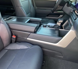 Toyota Sequoia Platinum 4WD (Natl) 2026