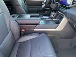 Toyota Sequoia Platinum 4WD (Natl) 2026