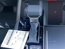 Toyota Sequoia Platinum 4WD (Natl) 2026