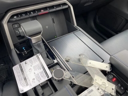 Toyota Sequoia Platinum 4WD (Natl) 2026