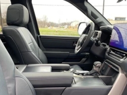 Toyota Sequoia Platinum 4WD (Natl) 2026