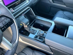 Toyota Sequoia Platinum 4WD (Natl) 2026