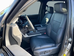 Toyota Sequoia Platinum 4WD (Natl) 2026