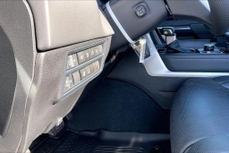 Toyota Sequoia Platinum 4WD (Natl) 2026