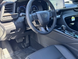 Toyota Crown Signia Limited AWD (Natl) 2026