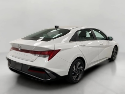 Hyundai Elantra Hybrid Limited Sedan 2026